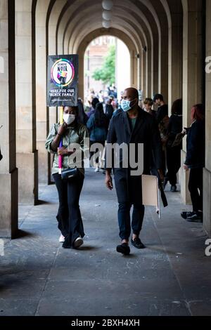 Manchester, Großbritannien. Juni 2020. Ein paar Demonstranten, die Plakate tragen, gehen nach dem marsch an der zentralen Bibliothek vorbei. Am zweiten Tag in Folge werden Tausende zu einer Black Lives Matter Demonstration am Petersplatz. Proteste wurden auf der ganzen Welt nach dem Tod von George Floyd beobachtet, der letzte Woche in Polizeigewahrsam in Amerika starb. Kredit: Andy Barton/Alamy Live News Stockfoto