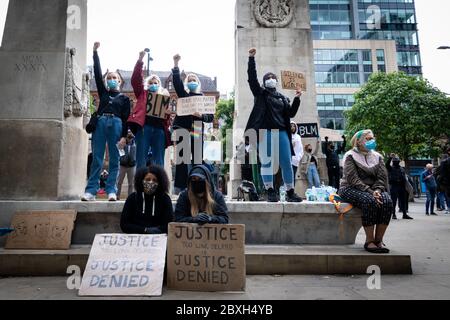 Manchester, Großbritannien. Juni 2020. Demonstranten heben eine Faust in Einheit, um George Floyd zu respektieren, der letzte Woche in Polizeigewahrsam in Amerika starb. Am zweiten Tag in Folge werden Tausende zu einer Black Lives Matter Demonstration am Petersplatz. Proteste wurden auf der ganzen Welt nach dem Tod von George Floyd beobachtet, der letzte Woche in Polizeigewahrsam in Amerika starb. Kredit: Andy Barton/Alamy Live News Stockfoto