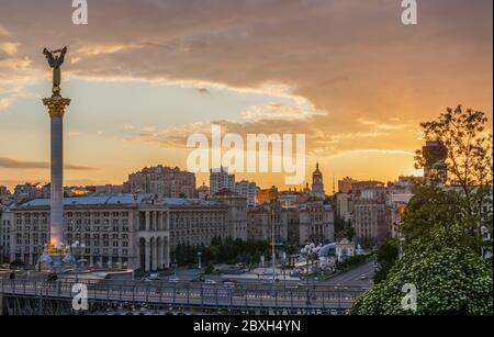 Unabhängigkeitsplatz im Zentrum von Kiew bei Sonnenuntergang. Stockfoto