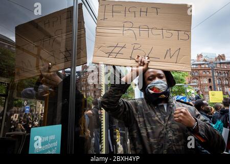 Manchester, Großbritannien. Juni 2020. Ein Protestler hält während des heutigen Protestes ein Plakat. Am zweiten Tag in Folge werden Tausende zu einer Black Lives Matter Demonstration am Petersplatz. Proteste wurden auf der ganzen Welt nach dem Tod von George Floyd beobachtet, der letzte Woche in Polizeigewahrsam in Amerika starb. Kredit: Andy Barton/Alamy Live News Stockfoto