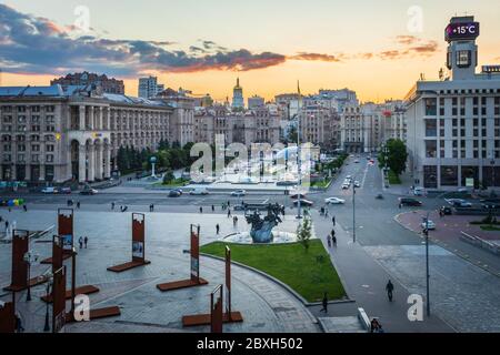 Unabhängigkeitsplatz im Zentrum von Kiew bei Sonnenuntergang. Stockfoto