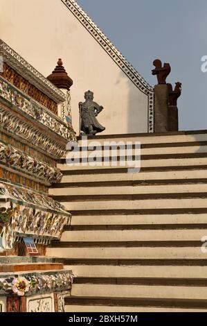 Teil des Wat Arun Tempels entlang der westbank des Chao Phraya Flusses, Bangkok, Thailand Stockfoto