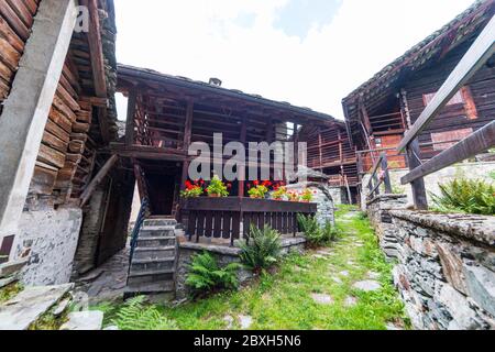 Typische Häuser im Walserstil in Pedemonte, Alagna Valsesia, Piemont, Italien Stockfoto