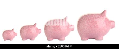 Niedliche Sparschwein in verschiedenen Größen auf weißem Hintergrund Stockfoto
