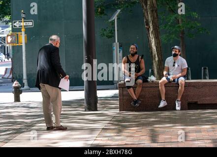 New York, NY - 7. Juni 2020: US-Senator Chuck Schumer spricht mit New Yorkern, die soziale Distanzen halten, bevor sie Medienbriefing auf der 3rd Avenue abhalten Stockfoto