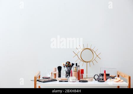 Einstellen der dekorativen Kosmetik auf Tisch Stockfoto