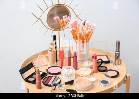 Einstellen der dekorativen Kosmetik auf Tisch Stockfoto