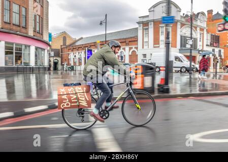 Brixton, London Großbritannien, 7. Juni 2020: Ein Radfahrer, der nach der Black Lives Matter durch Brixton in Richtung Süden unterwegs ist, marschierte früher durch das Zentrum Londons. Quelle: Andrew Hasson/Alamy Live News Stockfoto