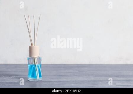 Reed Diffusor auf Holztisch Stockfoto