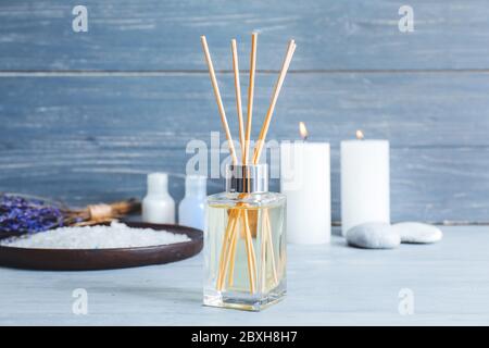 Reed Diffusor auf Holztisch Stockfoto
