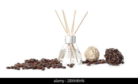 Reed Diffuser und Kaffeebohnen auf weißem Hintergrund Stockfoto