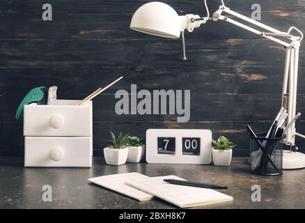 Set von Schreibwaren auf dem Tisch Stockfoto