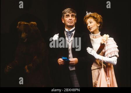 Derek Nimmo (Sir Julian Twombley), Maureen Lipman (Lady Kitty Twombley) im KABINETT MINISTER von Arthur Wing Pinero am Albery Theatre, London WC2 21/11/1991 A Theatre Royal Plymouth Bühnenbild: Simon Higlett Kostüme: Terence Emery Beleuchtung: Robert Bryan Regie: Braham Murray Stockfoto