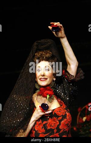 Maureen Lipman (Florence Foster Jenkins) in GLORIOUS! Von Peter Quilter am Duchess Theatre, London WC2 03/11/2005 Design: Simon Higlett Beleuchtung: Jason Taylor Regie: Alan Strachan Stockfoto