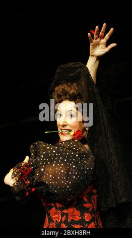 Maureen Lipman (Florence Foster Jenkins) in GLORIOUS! Von Peter Quilter am Duchess Theatre, London WC2 03/11/2005 Design: Simon Higlett Beleuchtung: Jason Taylor Regie: Alan Strachan Stockfoto