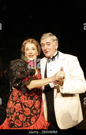 Maureen Lipman (Florence Foster Jenkins), Barrie Ingham (St. Clair) in GLORIOUS! Von Peter Quilter am Duchess Theatre, London WC2 03/11/2005 Design: Simon Higlett Beleuchtung: Jason Taylor Regie: Alan Strachan Stockfoto