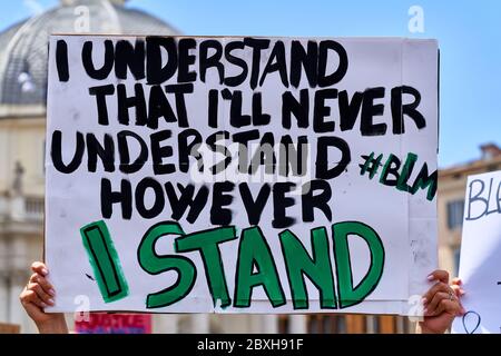 Schwarze Leben sind wichtig, Demonstration in Gedenken an George Floyd gegen Rassismus. Schild: Ich verstehe, dass ich nie verstehen werde, aber ich stehe - BLM' Stockfoto