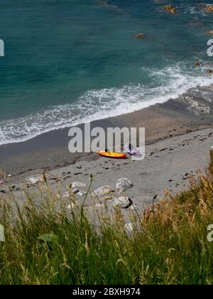 Zwei Surfskies am abgelegenen Rockham Beach in der Nähe von Mortehoe, North Devon, Großbritannien Stockfoto