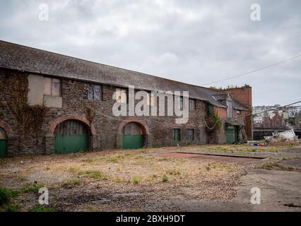 BIDEFORD, NORTH DEVON, ENGLAND - 7. JUNI 2020: Es sind Pläne zur Neuerrichtung dieses Gebiets, d. h. Brunswick Wharf, in der Hand. Ost-das-Wasser. Stockfoto