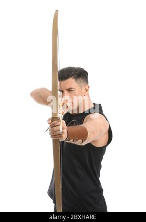 Schöner Mann mit Armbrust auf weißem Hintergrund Stockfoto