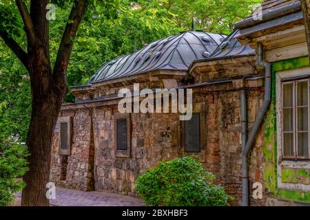 Das Kiraly Bath Äußere mit der typischen Ottomane gewölbte Steinstruktur. Das einzige Spa in Betrieb heute, die im Jahr 1565 gebaut wurde. Budapest.Ungarn. Stockfoto