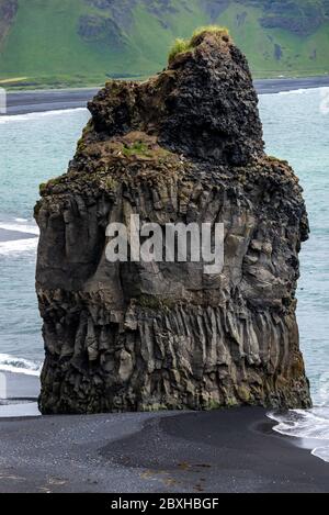 Der schwarze Sandstrand von Reynisfjara und der Berg Reynisfjall vom Dyrholaey Vorgebirge in der Südküste von Island Stockfoto