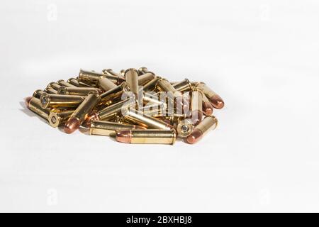 Mehrere 22 mm lange Geschosse auf einer weißen Oberfläche. Stockfoto