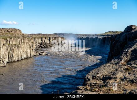 Dettifoss ist der mächtigste Wasserfall auf Island. Es ist in Jokulsargljufur National Park Der northeasten Island auf dem Fluss Jokulsa ein Fj entfernt Stockfoto