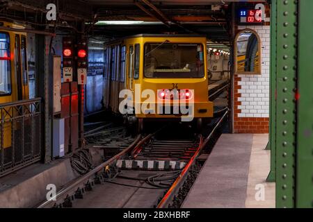 M1 U-Bahn-Linie ist die erste U-Bahn-Linie in Budapest und war die erste U-Bahn-Linie in Europa als auch. Die U-Bahn-Auto am Vorosmarty Platz Stockfoto