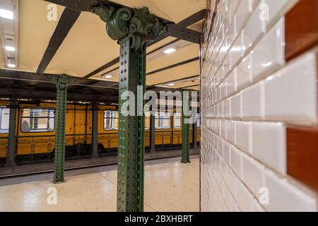 M1 Metro Line ist die erste U-Bahn-Linie in Budapest und war die erste U-Bahn-Linie in Europa als auch, eröffnet im Jahr 1986. Vintage-Stil U-Bahn Stockfoto