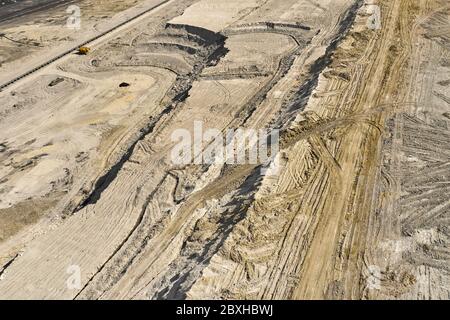 Luftaufnahme des Kohlebergbaus mit Schaufelradbagger. Draufsicht auf einen Steinbruch. Schwerindustrie Stockfoto