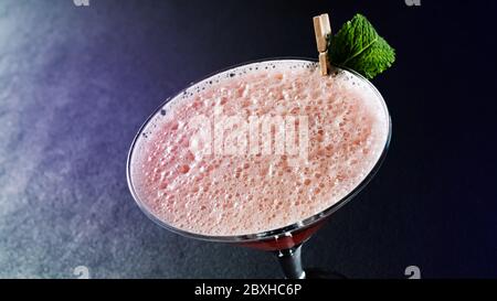 Clover Club, Kleeblatt, tom collins, alkoholische Cocktails, alkoholische Getränke, leckere Getränke, Gin Fizz, Zitronensaft, martini Stockfoto