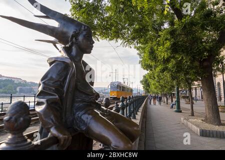 Budapest,Ungarn-Mai 20 2020 :auf der Donaupromenade gehen Touristen in Masken wegen Covid-19.im Vordergrund ist die Statue der kleinen Prinzen Stockfoto