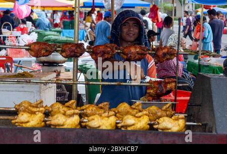 Stallinhaber bereiten während des Ramadan in Putrajaya, Malaysia, frische Lebensmittel zu und verkaufen diese Stockfoto