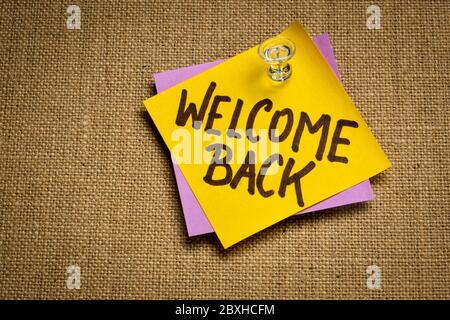Willkommen zurück - Handschrift auf einem Haftnotiz, Geschäftswiedereröffnung Konzept Stockfoto