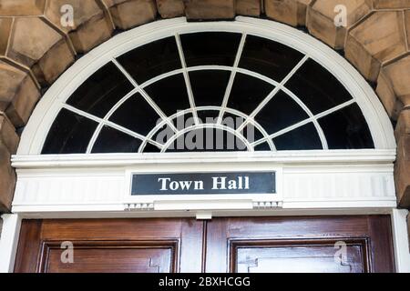 Name über dem Eingang zum Rathaus in Liverpool Stockfoto