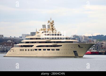 Juni 2020. Die größte Superyacht der Welt im Wert von £515 Millionen wird von Southampton Docks auf dem Weg nach Weymouth, Großbritannien, abgestellt. Die Superyacht Dilbar verfügt über zwei Hubschrauberlandeplatz und 60 Kabinen ist im Besitz des russischen Milliardärs Alisher Usmanov. Die Yacht, die über 500ft lang ist, ist die viertgrößte Yacht der Welt von Länge, sondern ist die größte Bruttotonnage (15,917) und Innenvolumen. Credit Stuart Martin/Alamy Live News Stockfoto