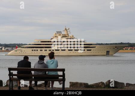 Juni 2020. Die größte Superyacht der Welt im Wert von £515 Millionen wird von Southampton Docks auf dem Weg nach Weymouth, Großbritannien, abgestellt. Die Superyacht Dilbar verfügt über zwei Hubschrauberlandeplatz und 60 Kabinen ist im Besitz des russischen Milliardärs Alisher Usmanov. Die Yacht, die über 500ft lang ist, ist die viertgrößte Yacht der Welt von Länge, sondern ist die größte Bruttotonnage (15,917) und Innenvolumen. Credit Stuart Martin/Alamy Live News Stockfoto