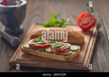 Frühstücksbrote, Eiersalat-Sandwich, Eier Avocado, Thunfischeier, Fischeier, Steinhintergrund, Eier frisch Stockfoto