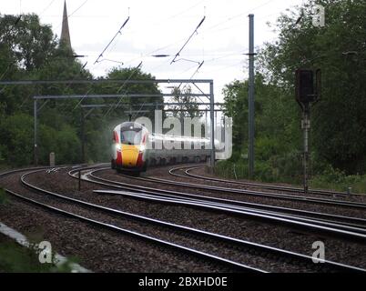 LNER Klasse 800 Azuma passiert Offord Cluny im Regen auf der East Coast Main Line, Cambridgeshire UK Stockfoto