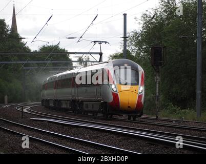 LNER Klasse 800 Azuma passiert Offord Cluny im Regen auf der East Coast Main Line, Cambridgeshire UK Stockfoto