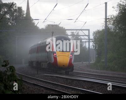 LNER Klasse 800 Azuma passiert Offord Cluny im Regen auf der East Coast Main Line, Cambridgeshire UK Stockfoto