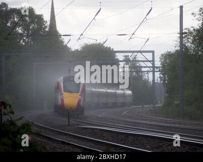 LNER Klasse 800 Azuma passiert Offord Cluny im Regen auf der East Coast Main Line, Cambridgeshire UK Stockfoto