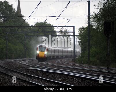 LNER Klasse 800 Azuma passiert Offord Cluny im Regen auf der East Coast Main Line, Cambridgeshire UK Stockfoto