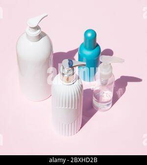 Beauty-Produkte auf rosa Hintergrund Stockfoto