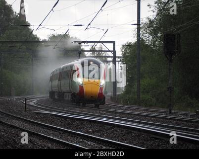 LNER Klasse 800 Azuma passiert Offord Cluny im Regen auf der East Coast Main Line, Cambridgeshire UK Stockfoto