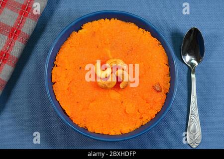 Kesari indisches Dessert mit Grieß, Zucker und Nüssen zubereitet ist ein beliebtes indisches Essen. Stockfoto