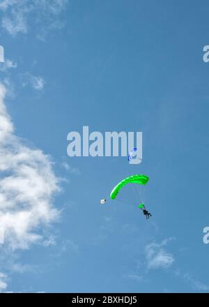 Tandem-Fallschirmspringen Stockfoto