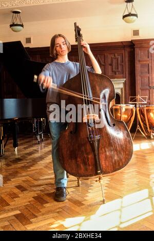 Richard Pryce Kontrabassist an der Purcell School of Music 1997 wurde er beschuldigt, in die Pentagon- und US-Sicherheitsdienste-Computer gehackt zu haben Stockfoto