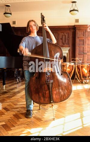 Richard Pryce Kontrabassist an der Purcell School of Music 1997 wurde er beschuldigt, in die Pentagon- und US-Sicherheitsdienste-Computer gehackt zu haben Stockfoto